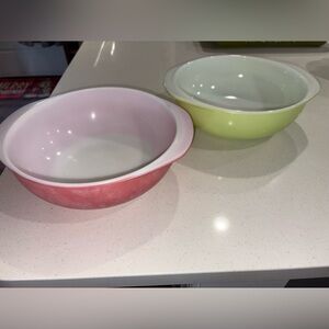 2 pc set Vintage PINK GREEN Pyrex 2? Quart Mixing baking serving Bowls No Lids